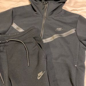 Black Nike Tech Fleece size M